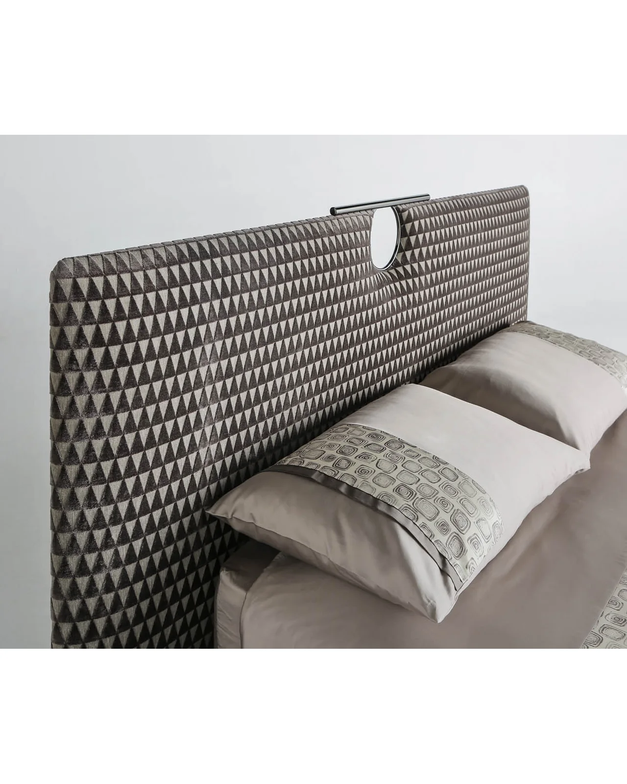 Bay bed by Cantori, in an interior setting, photo 5 of 8, Nobili Design catalog