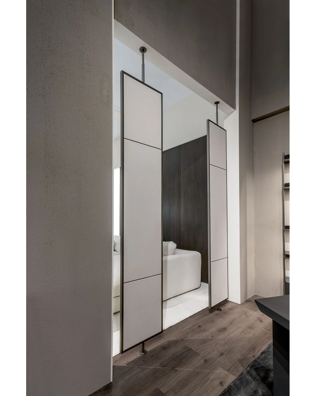 Eleonor screen by Cantori, in an interior setting, photo 2 of 3
