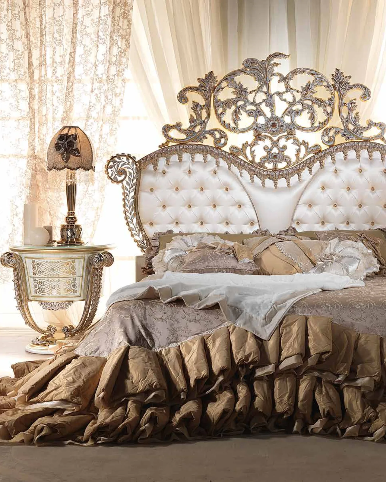 Aida Bed in Metal AD061, Cappelletti Aida collection, classic Italian bed in a classic bedroom setting, photo 1 of 2