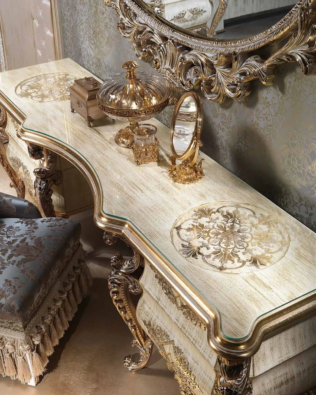 Aida Metal Mirror AD004, Cappelletti Aida collection, classic Italian mirror in a classic bedroom setting, photo 4 of 6