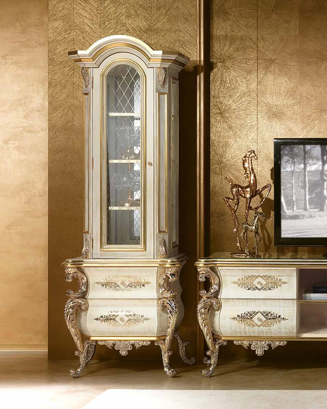Aida One-Door Showcase AD017, Cappelletti Aida collection, classic Italian display cabinet in a classic living room setting, photo 4 of 6