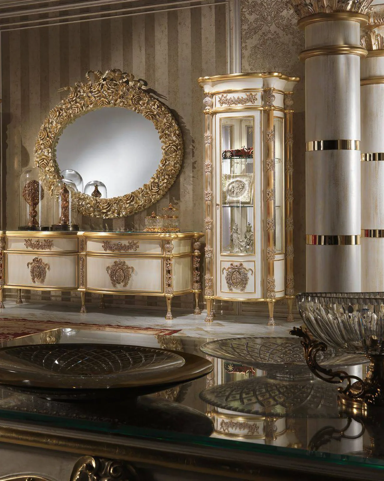 Royal Oval Mirror RY026S, Cappelletti Royal collection, classic Italian mirror in a classic living room setting, photo 1 of 2