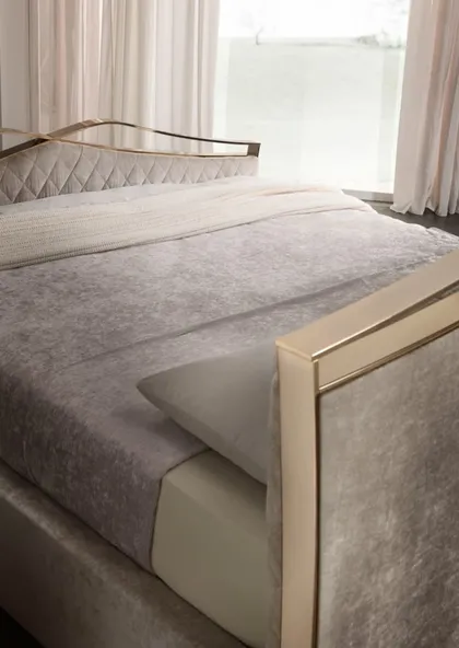 Upholstered bed Valentino. Dim. 197 x 224 x 117cm - 82-31 H