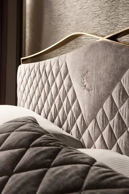 Upholstered bed Valentino. Dim. 197 x 224 x 117cm - 82 31 h